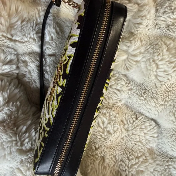 Michael Kors Graffiti Jet Set Crossbody Bag - Picture 4 of 10